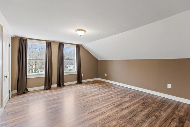 Building Photo - Spacious 3-Bed/1.5-Bath Home with Classic ...