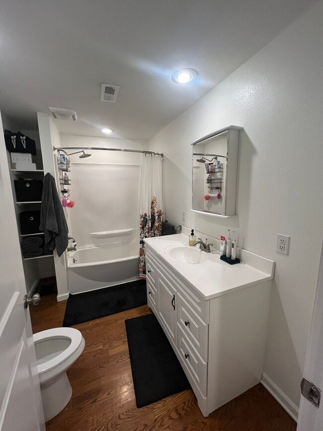 Building Photo - Gorgeous private home in Altavista!