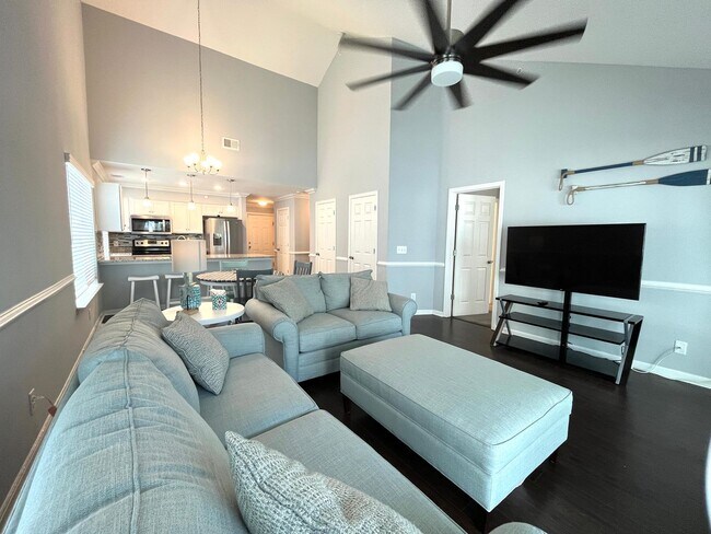 Building Photo - Remodeled 2 Bedroom, 2 Bath Furnished Cond...