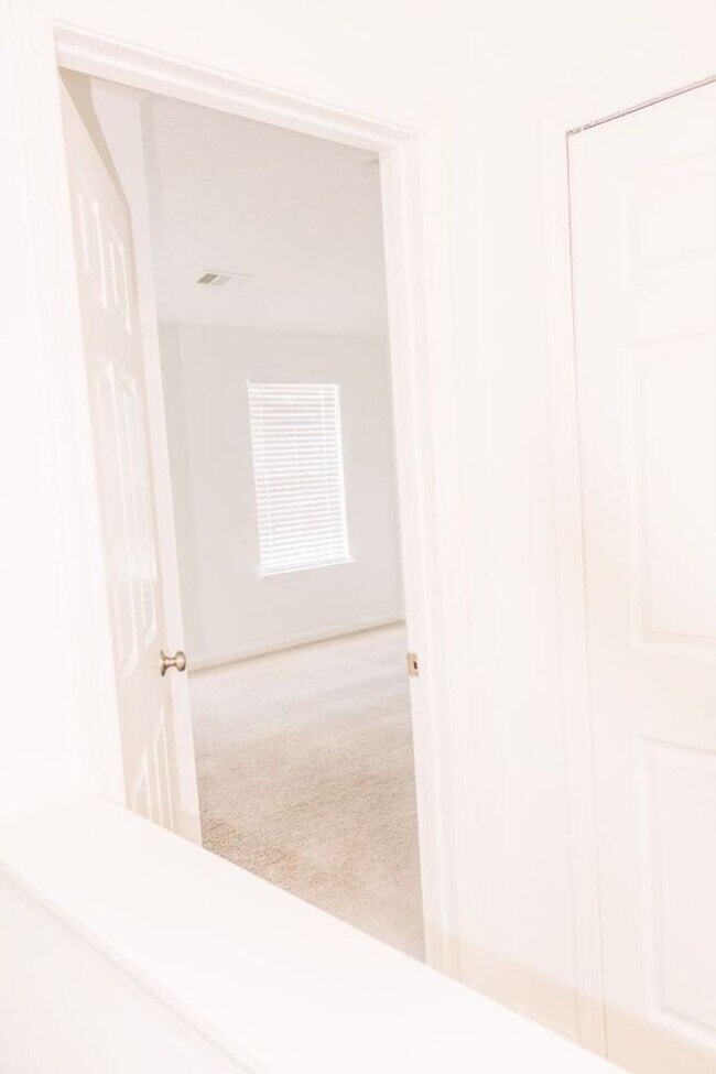 Building Photo - 3 BR/ 2.5 BA Townhome in Somerset Springs ...