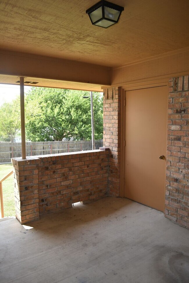 Building Photo - 910 Rebecca Ln