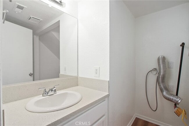 Building Photo - 8167 Vineyard Ave