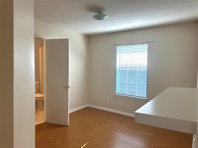 Building Photo - 6235 Sutton Meadows Dr