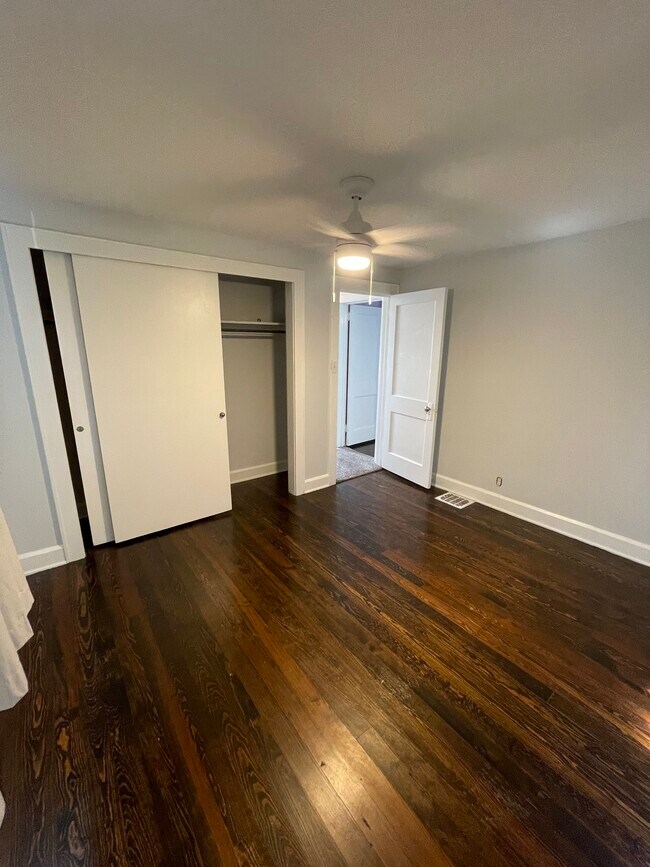 Building Photo - 2524 Oakwood Ave