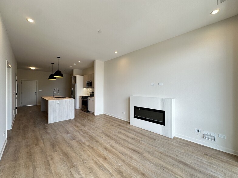 Building Photo - 6340 W Belmont Ave