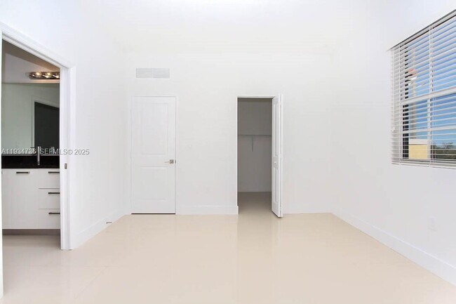 Building Photo - 15670 SW 11th Terrace