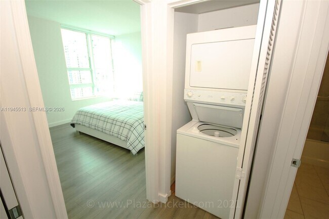 Building Photo - 950 Brickell Bay Dr