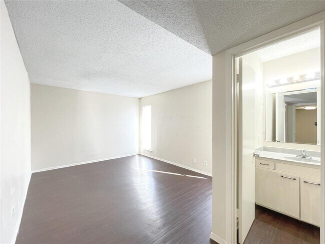 Building Photo - 3431 N Hills Dr