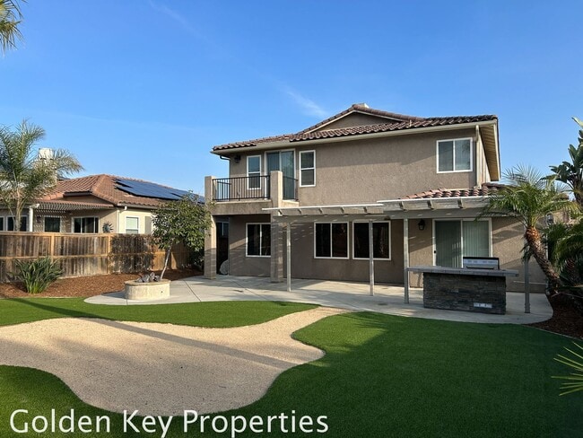 Building Photo - Beautiful Executive home located in the Ra...