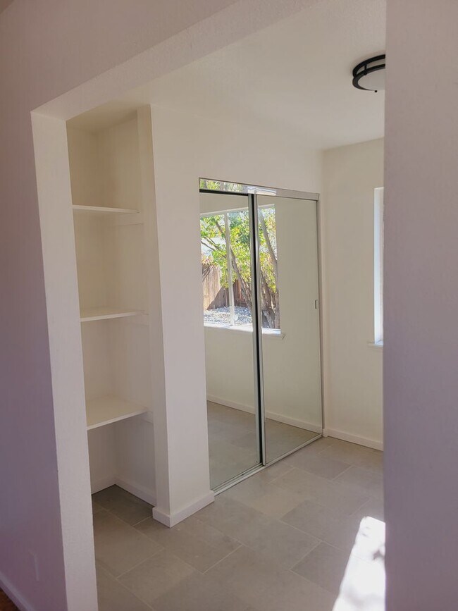 Building Photo - AVAILABLE NOW! 3 BEDROOM/2 BATH IN FAIRFIELD