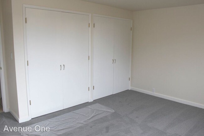 Building Photo - 2 br, 1 bath House - 3717 Beach Drive SW 103