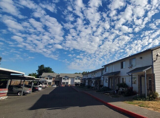 Building Photo - Renovated 2bed/1bath Flat with easy access...