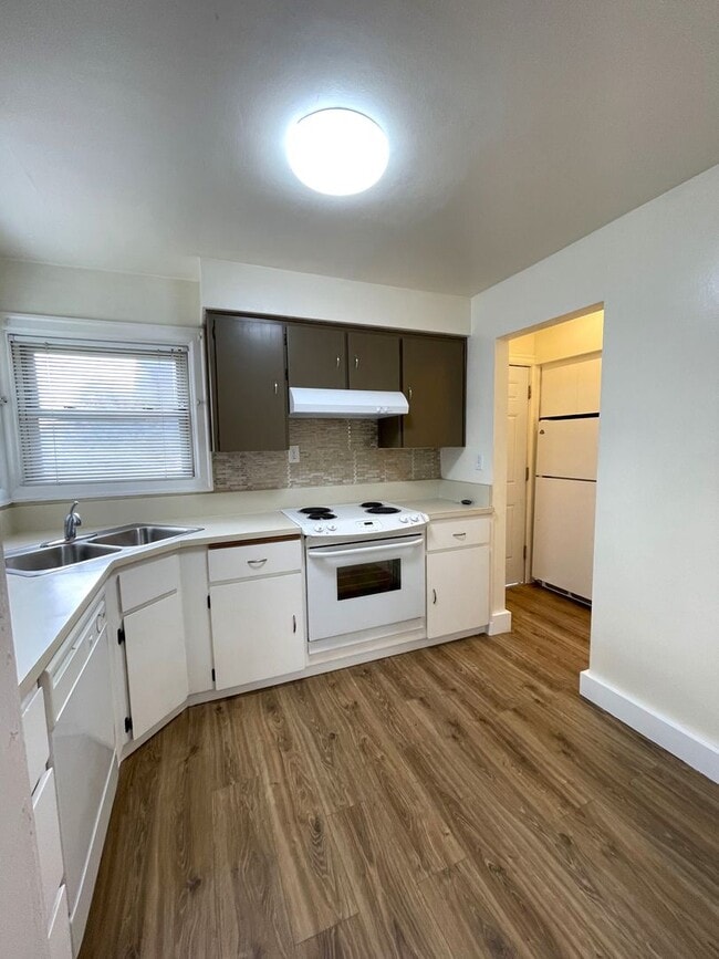 Building Photo - Renovated 3 Bed, 2 Bath House with Large Yard