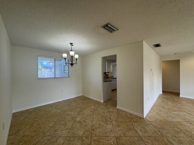 Building Photo - 129 Algiers Dr