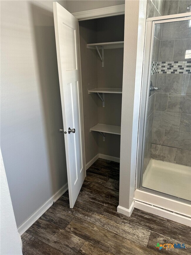 Building Photo - 908 N Henry St