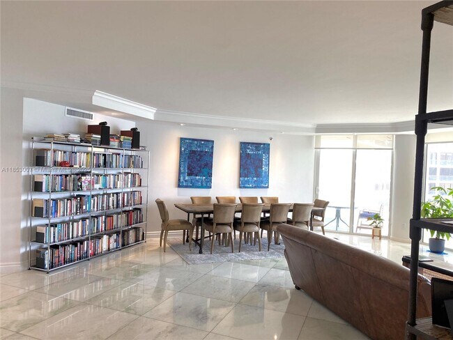 Building Photo - 2600 Island Blvd