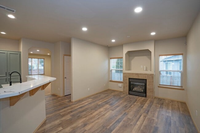 Building Photo - Modern 4 Bedroom, 2.5 Bath Home In Silver Creek w/AC