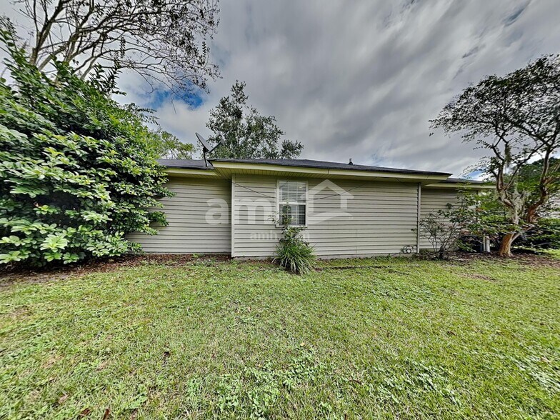 Building Photo - 138 Lions Gate Rd