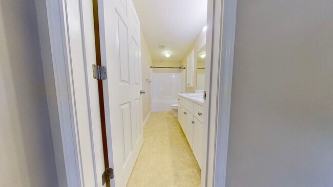 Building Photo - 2 Bed/ 2 Bath Townhouse