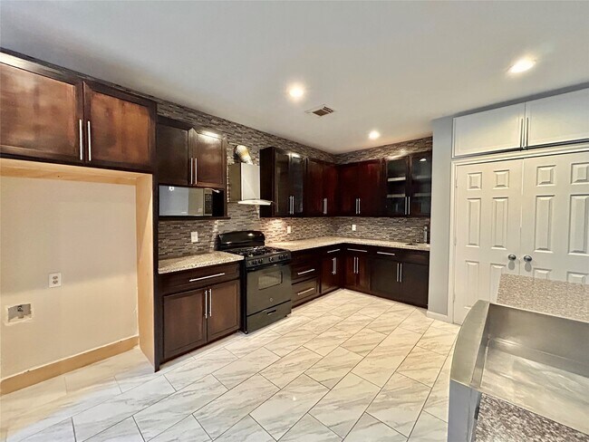 Building Photo - 22918 Breton Point Dr