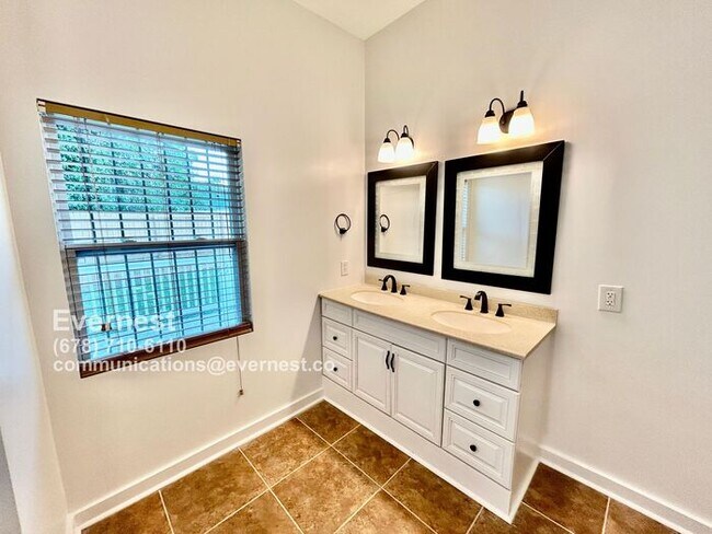 Building Photo - Spacious 4-Bedroom Home with Front Porch a...