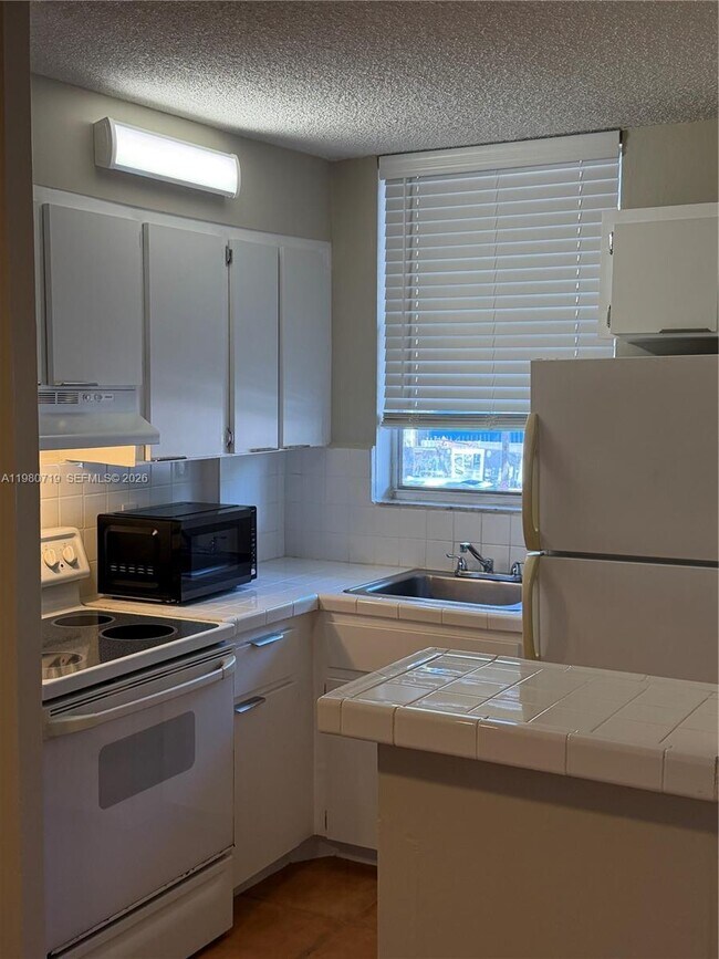 Building Photo - 1801 S Treasure Dr