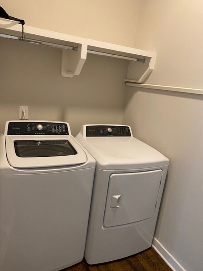 Building Photo - East Nashville with Roof-top Deck and 2 car garage!!