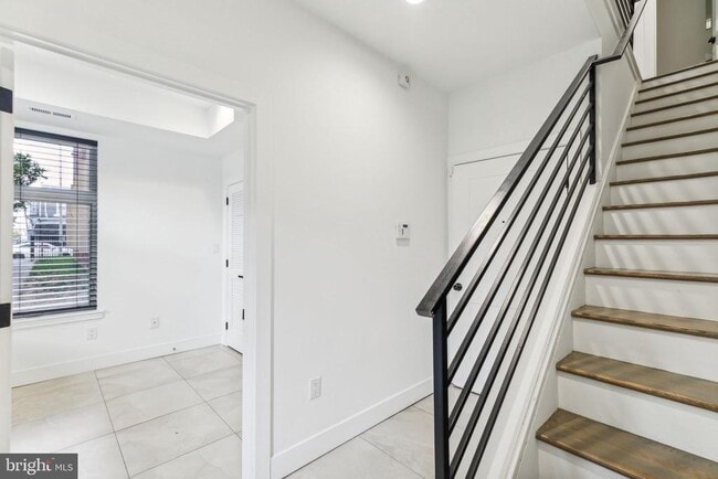 Building Photo - 2835 Edgemont St