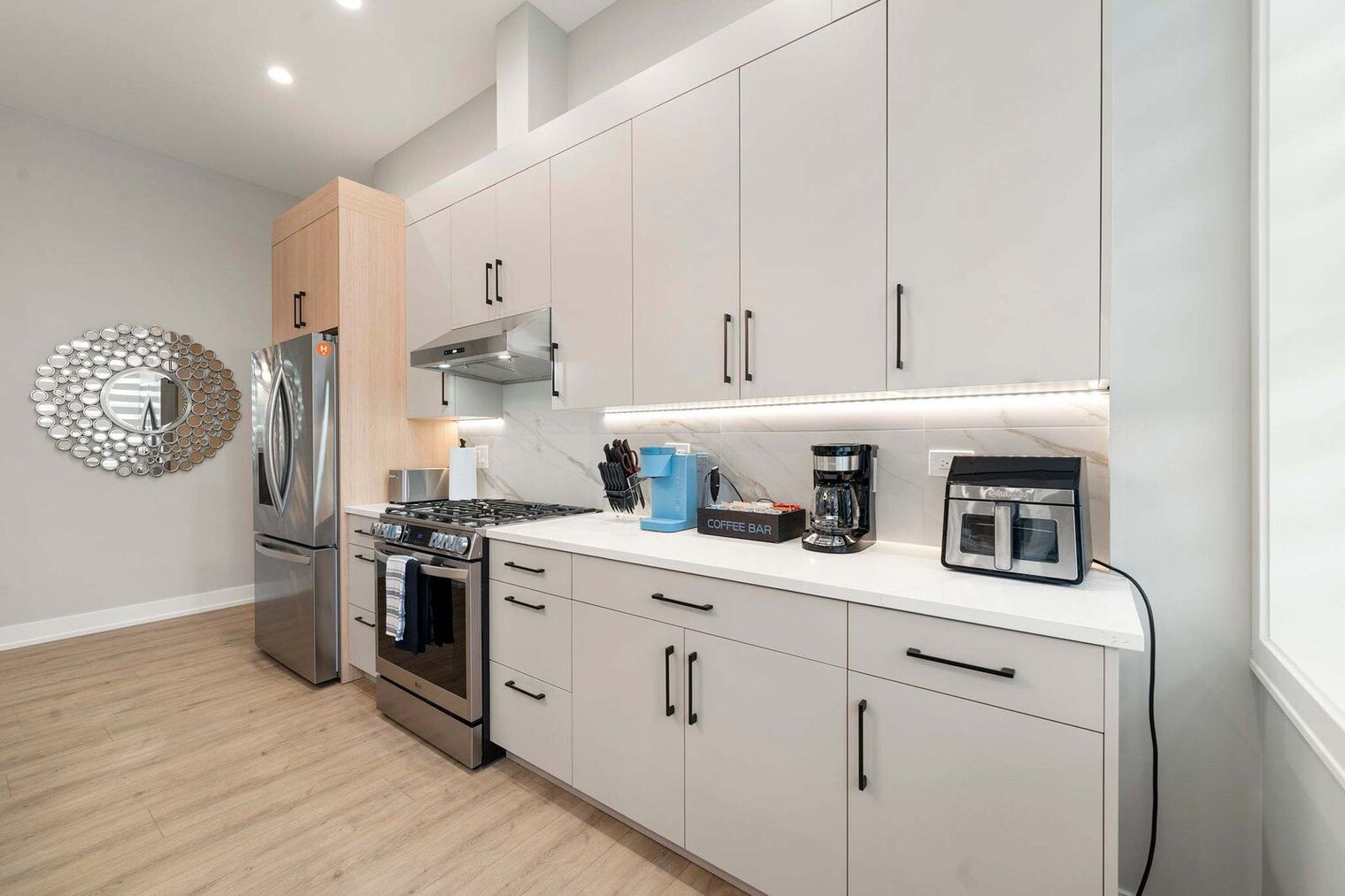 Building Photo - 801 S Western Ave