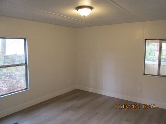 Building Photo - Country Living !  Huge lot !  3 bedroom an...