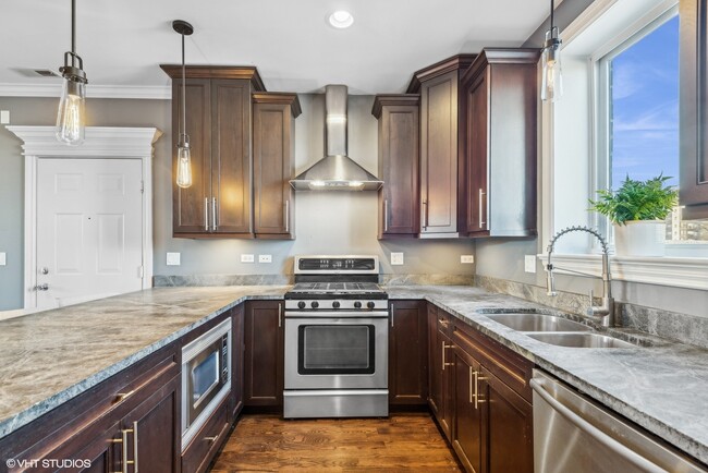 Building Photo - 927 W Agatite Ave