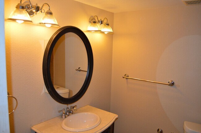 Building Photo - Woodland Park Townhouse!