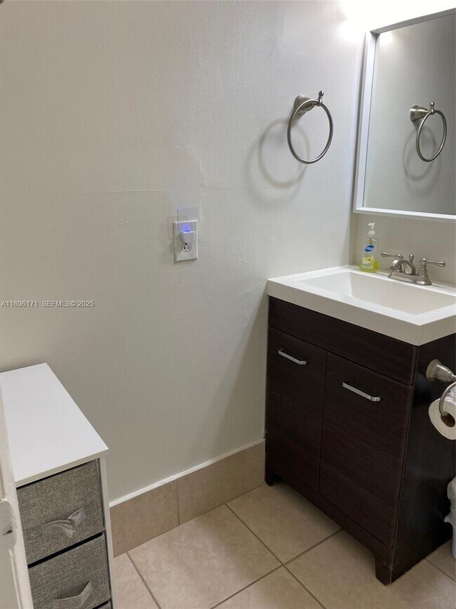 Building Photo - 3901 SW 109th Ave