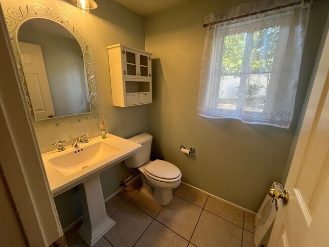 Building Photo - 4 Bedroom Townhome for Rent in Stevenson R...