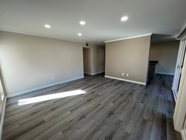 Building Photo - 17131 W Bernardo Dr