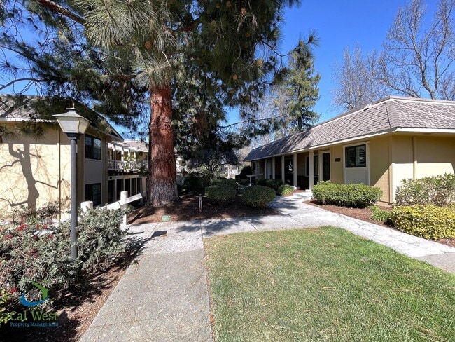 Building Photo - $2,595 - 2 Bed/2 Bath Retirement Resort Li...