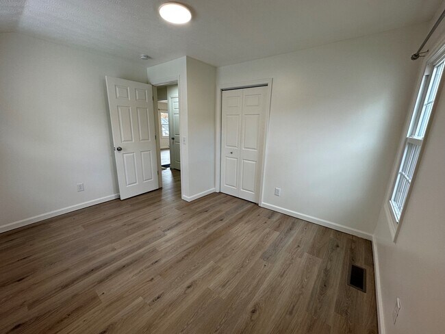 Building Photo - 2802 10th Ave