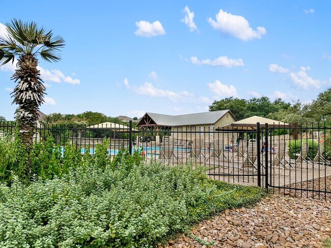 Building Photo - Spacious 4 BR/2.5 bath home in Iron Horse ...