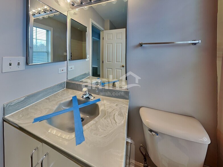 Building Photo - 2417 Deerfield Dr