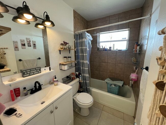 Building Photo - 1130 NE 3rd Ave