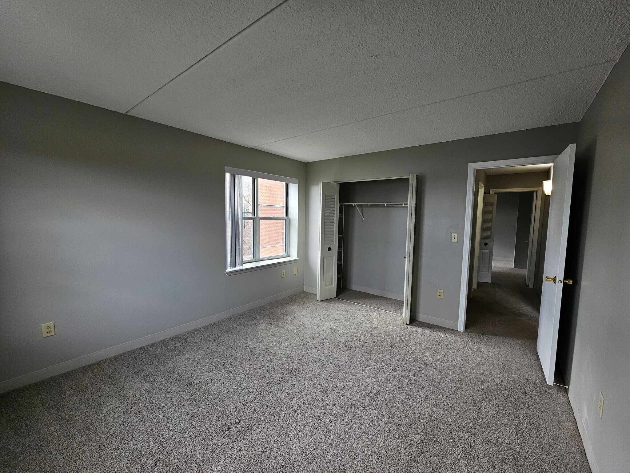 Building Photo - 1 S Point Dr