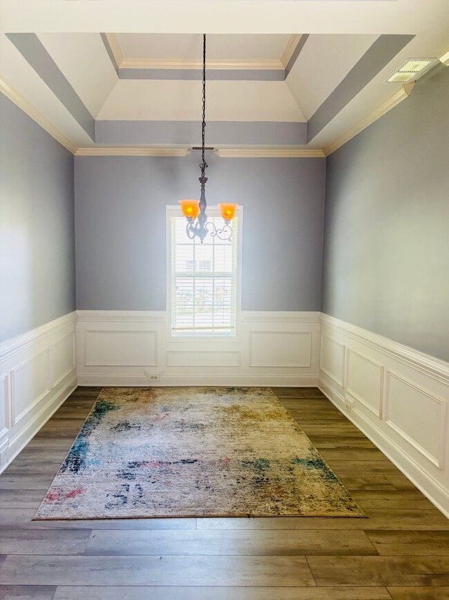 Building Photo - Stunning and spacious 3 bedroom/2 bath