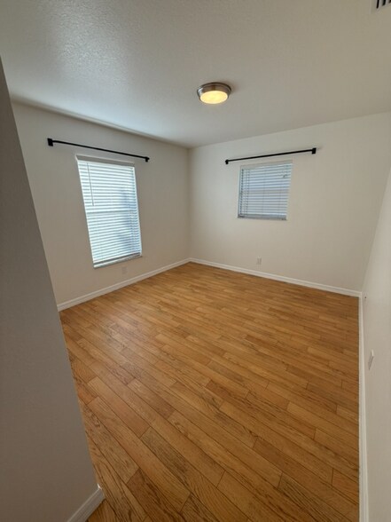 Building Photo - 2370 Lakeview Dr