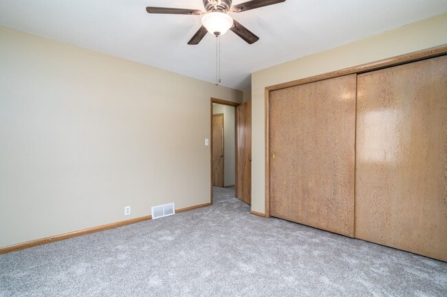 Building Photo - 3 Bedroom 2 Bath Home with Fenced in Backyard!