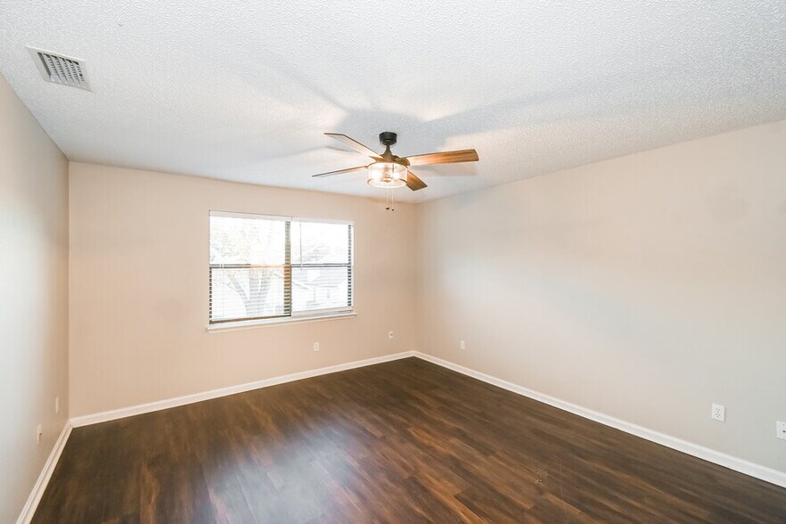 Building Photo - 1853 Alberta Ct N