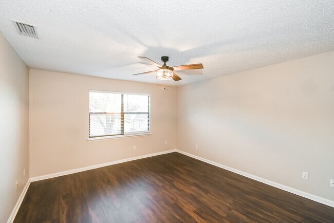 Building Photo - 1853 Alberta Ct N