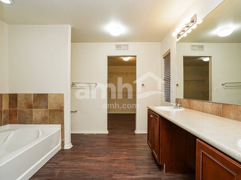 Building Photo - 1852 Quartz St