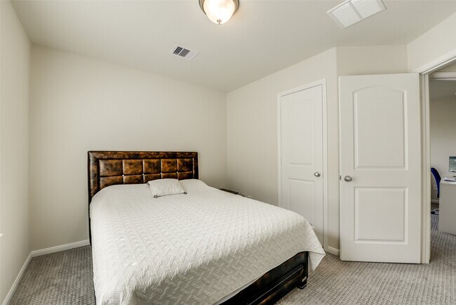 Building Photo - 8407 Hawthorn Vly Ln