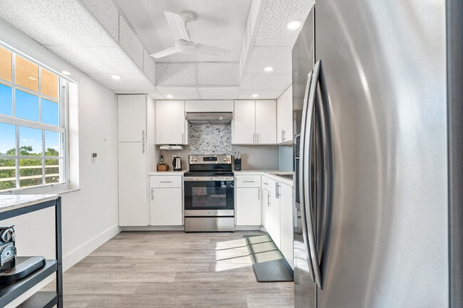 Building Photo - 3900 Oaks Clubhouse Dr