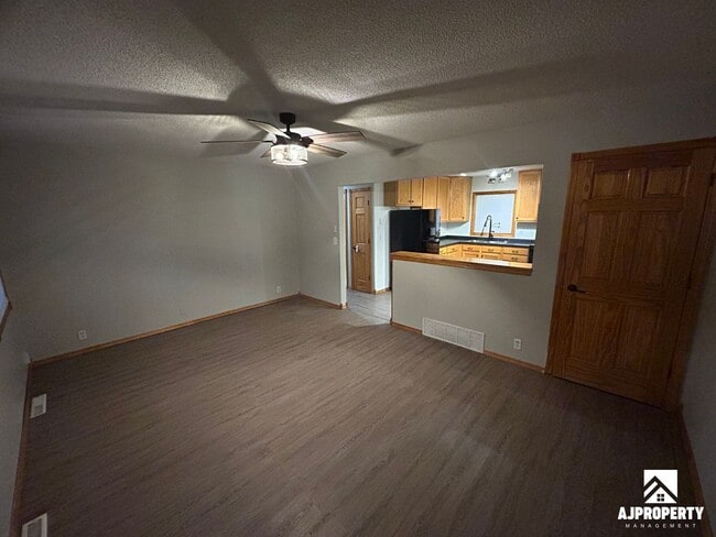 Building Photo - 2409 E 6th St